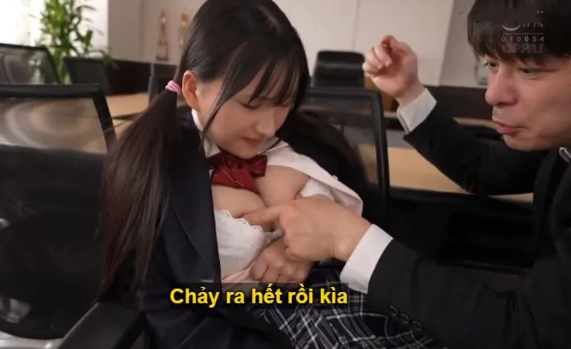 Ba năm trời, thầy giáo rèn luyện cô học trò ngực đẹp thành "chiếc bình đựng tinh".